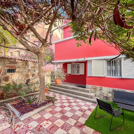 The Red House With Private Terrace & Parking *