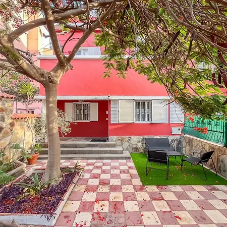 The Red House With Private Terrace & Parking *